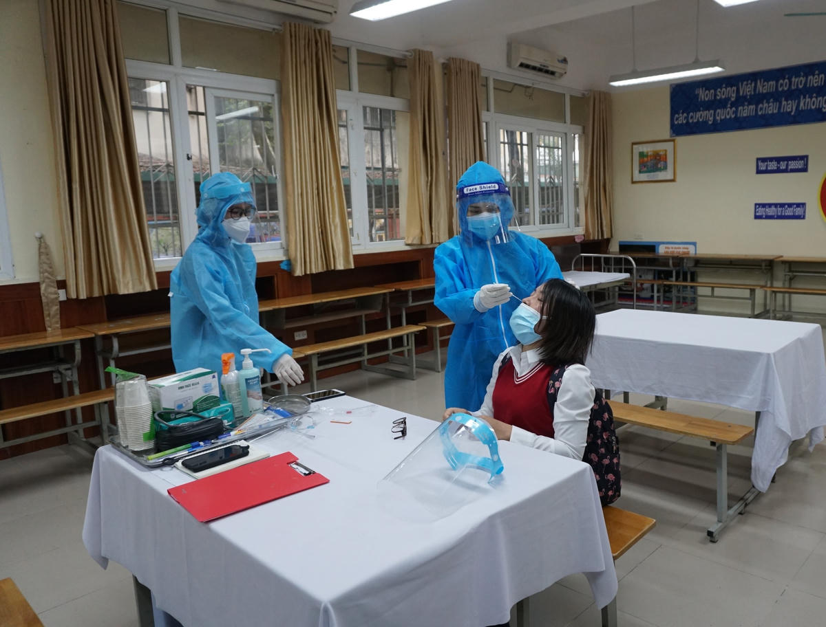 Hình ảnh diễn tập học sinh được lấy mẫu xét nghiệm Covid-19 tại trường.