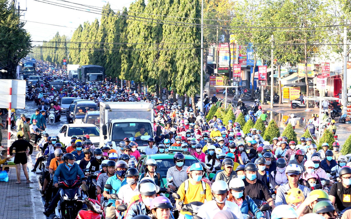 Nhiều đoạn đường nội o trung tâm TP Cần Thơ bị kẹt cứng do triều cường dâng cao 