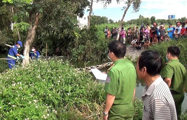 Lực lượng công an khám nghiệm hiện trường vụ việc.