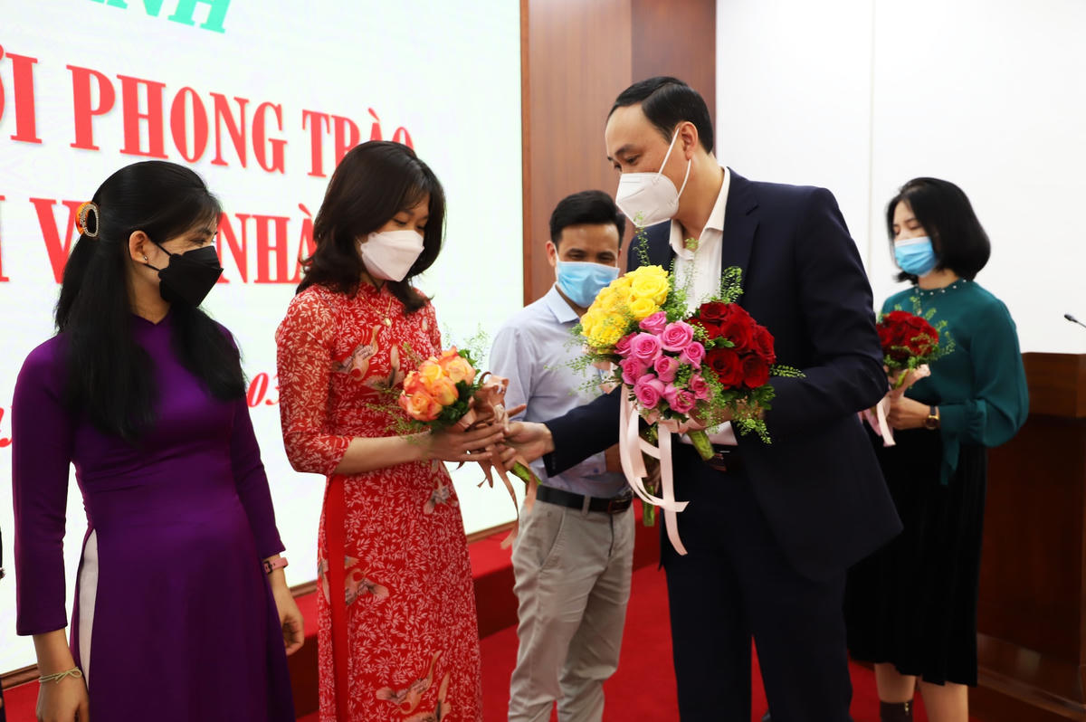 Nữ cán bộ Mặt trận 'Giỏi việc nước, đảm việc nhà'