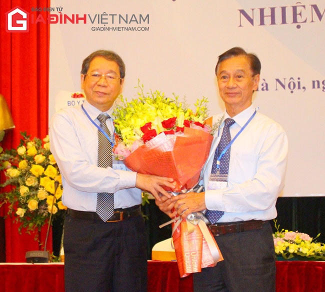 TS. Nguyễn Bá Thủy - Nguyên Chủ tịch Hội Kế hoạch hóa gia đình Việt Nam khóa V tặng hoa chúc mừng PGS.TS Phạm Bá Nhất - Tân Chủ tịch Hội Kế hoạch hóa gia đình Việt Nam