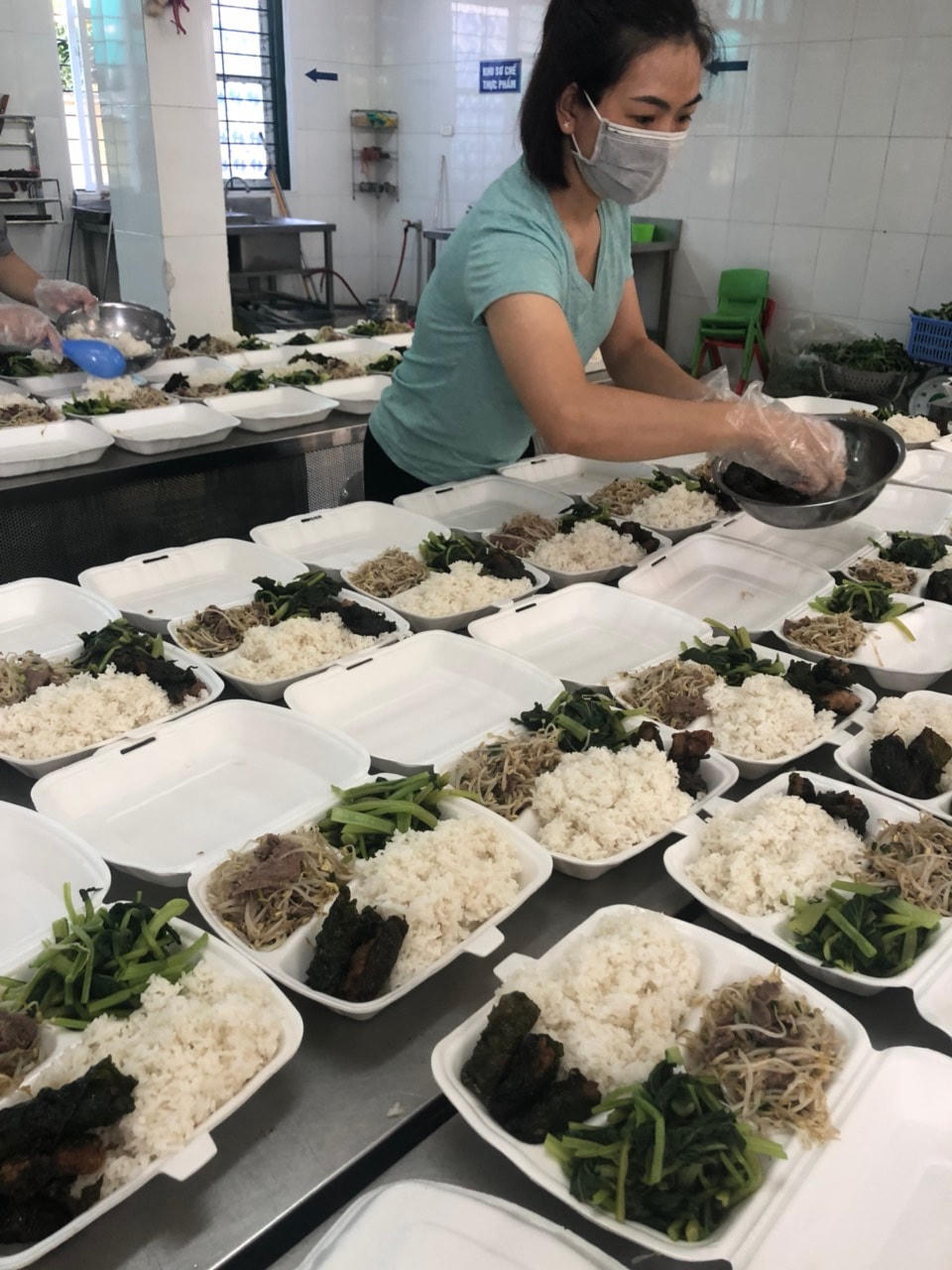 Thanh Oai, Hà Nội: Những bữa ăn ấm áp trong khu cách ly y tế tập trung của huyện