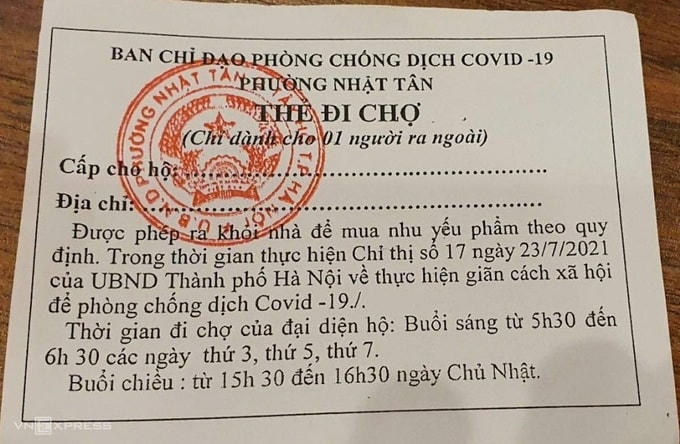 Thẻ đi chợ luân phiên được phường Nhật Tân phát tận hộ gia đình, áp dụng từ 27/7. Ảnh: vnexpress.