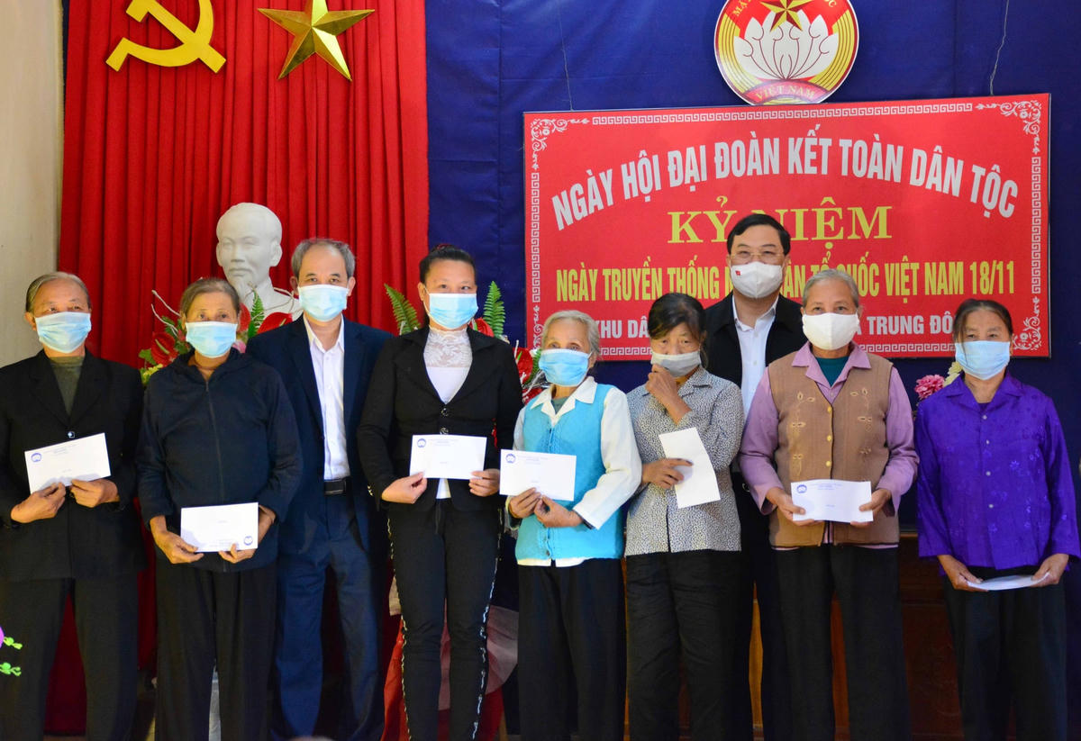 Bí thư Tỉnh ủy Nam Định Phạm Gia Túc (đứng sau, bên phải), Chủ tịch Ủy ban MTTQ Việt Nam tỉnh Đoàn Văn Hùng tặng quà người dân xóm Trần Phú.