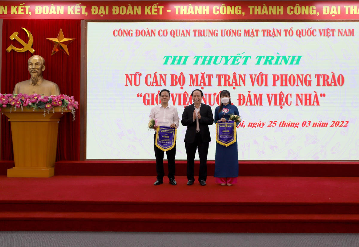 Phó Chủ tịch - Tổng Thư ký Lê Tiến Châu trao Giải Nhì cho Công đoàn các Ban, đơn vị.