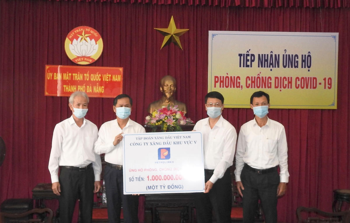 Chủ tịch Ủy ban MTTQ Việt Nam TP Đà Nẵng Ngô Xuân Thắng (thứ 2 từ phải sang), tiếp nhận 1 tỷ đồng ủng hộ phòng, chống dịch Covid-19 từ lãnh đạo Công ty xăng dầu khu vực V. Ảnh Thanh Tùng.