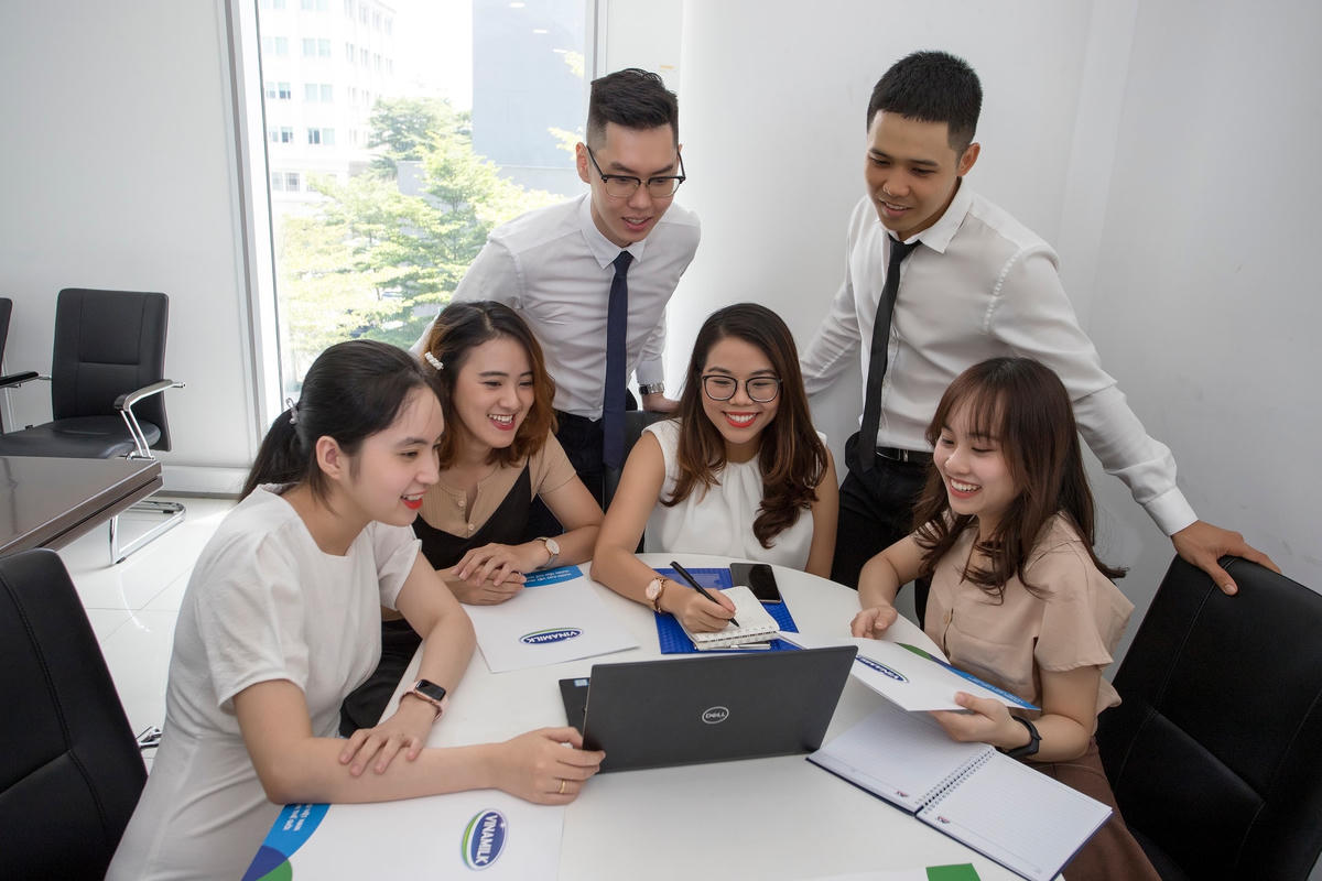 Vinamilk thu hút đội ngũ nhân sự trẻ nhờ môi trường làm việc tốt và thông qua các chương trình như Quản trị viên tập sự.