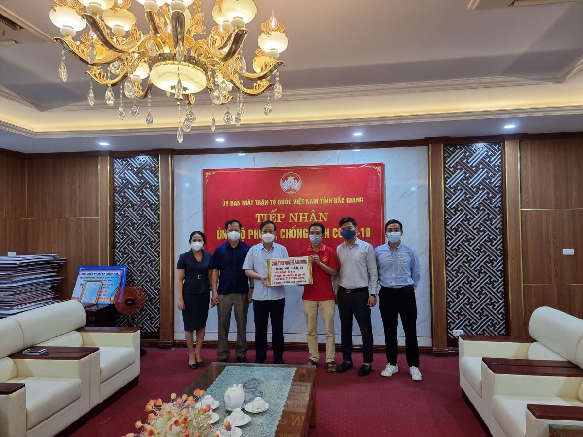 Báo Đại Đoàn Kết trao ủng hộ của bạn đọc tới Ủy ban MTTQ tỉnh Bắc Giang.