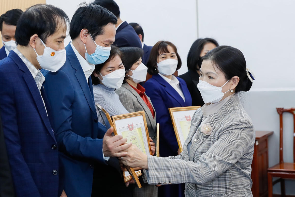 Phó Chủ tịch Trương Thị Ngọc Ánh trao Bằng khen cho các cá nhân có thành tích xuất sắc trong năm 2021.