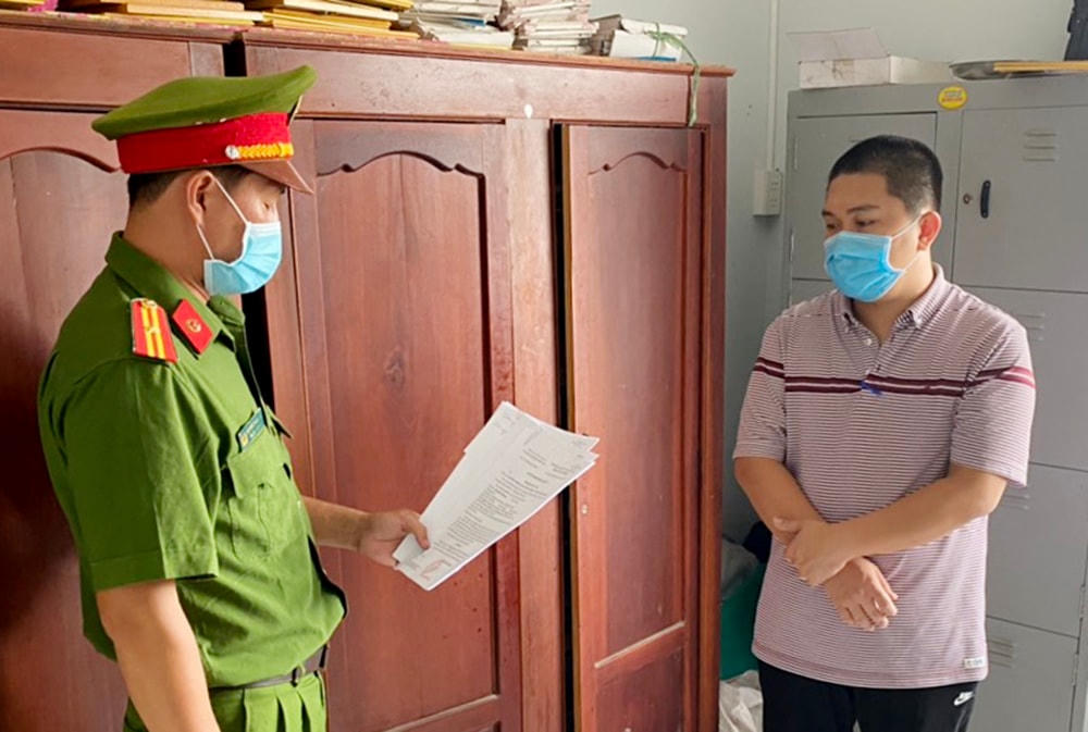 Lực lượng Công an thi hành Quyết định khởi tố bị can, lệnh bắt tạm giam và khám xét nơi ở của Tống Duy Khương.
