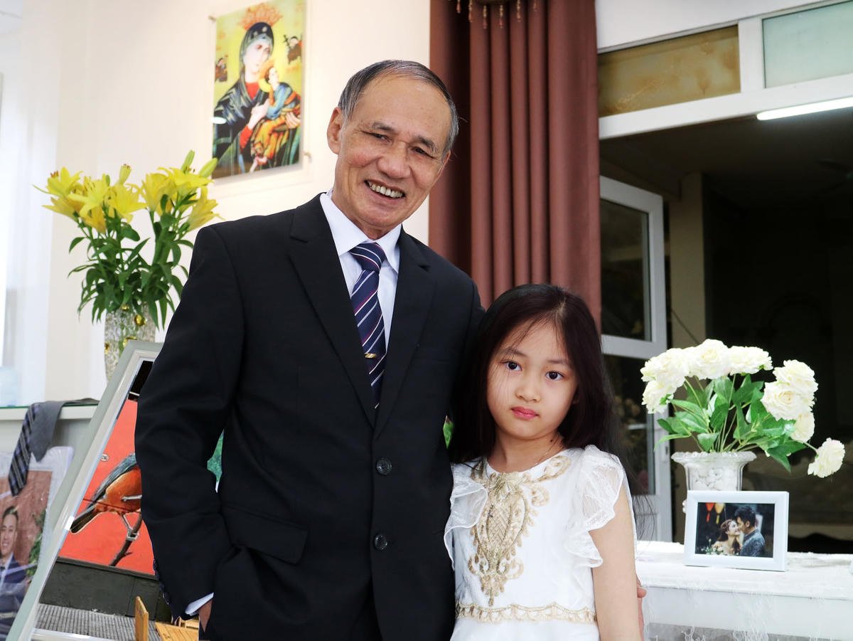 Nhạc sĩ Ngọc Khuê và cháu.