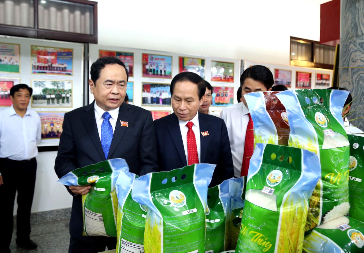 Chủ tịch Trần Thanh Mẫn tham quan gian trưng bày sản phẩm gạo ST24 được trồng tại Hậu Giang.