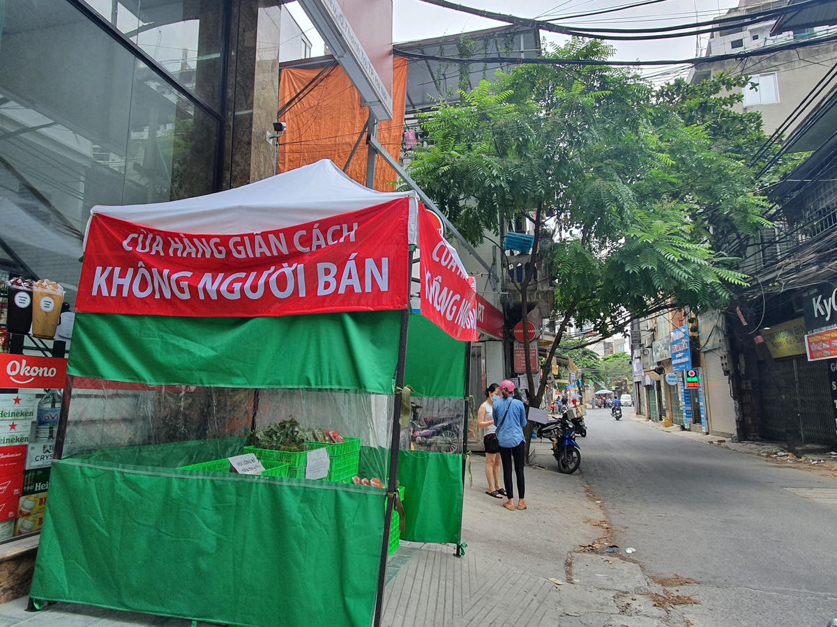 Theo ghi nhận của PV Báo Đại Đoàn Kết, những cửa hàng không người bán đã xuất hiện ở nhiều con phố tại Hà Nội như Triều Khúc, Trần Quốc Vượng, Thượng Đình...