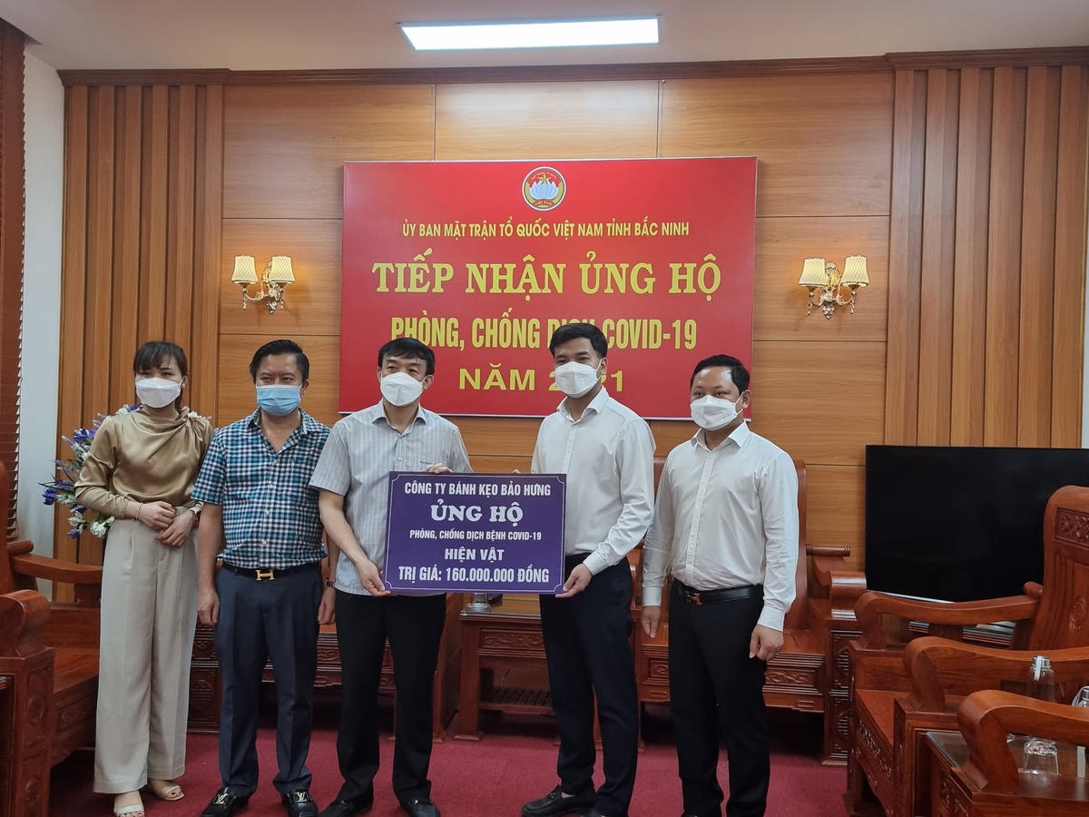 Báo Đại Đoàn Kết trao ủng hộ của Công ty bánh kẹo Bảo Hưng cho Ủy ban MTTQ Việt Nam tỉnh Bắc Ninh.