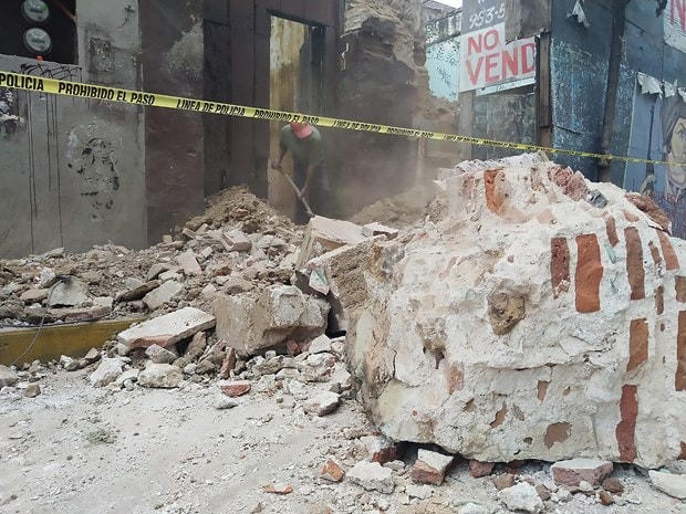 Cảnh đổ nát trên đường phố sau trận động đất độ lớn 7,4 ở Oaxaca, Mexico ngày 23/6/2020. (Nguồn: THX/TTXVN).