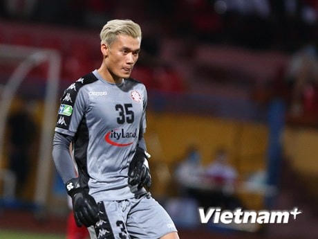 Bùi Tiến Dũng mắc lỗi trong bàn thua của TP HCM trước đội bóng cũ Hà Nội FC. (Ảnh: Hiển Nguyễn/Vietnam+).