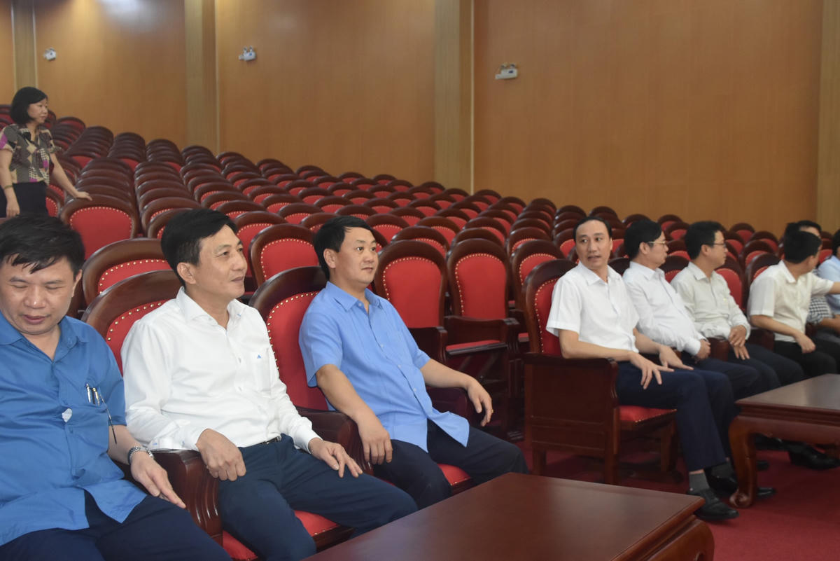 Phó Chủ tịch - Tổng Thư ký Hầu A Lềnh và các đại biểu tham quan công trình. Ảnh: Trung Quân.