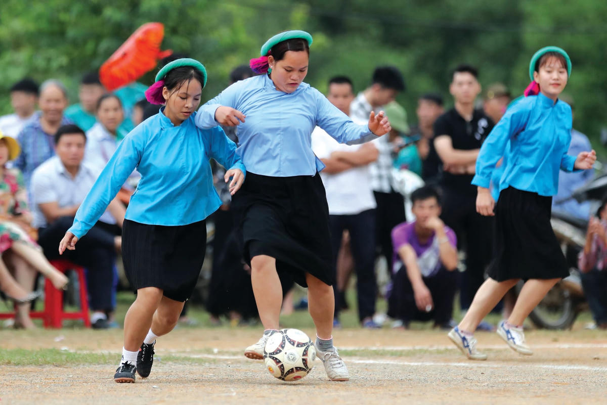 Phụ nữ đá bóng