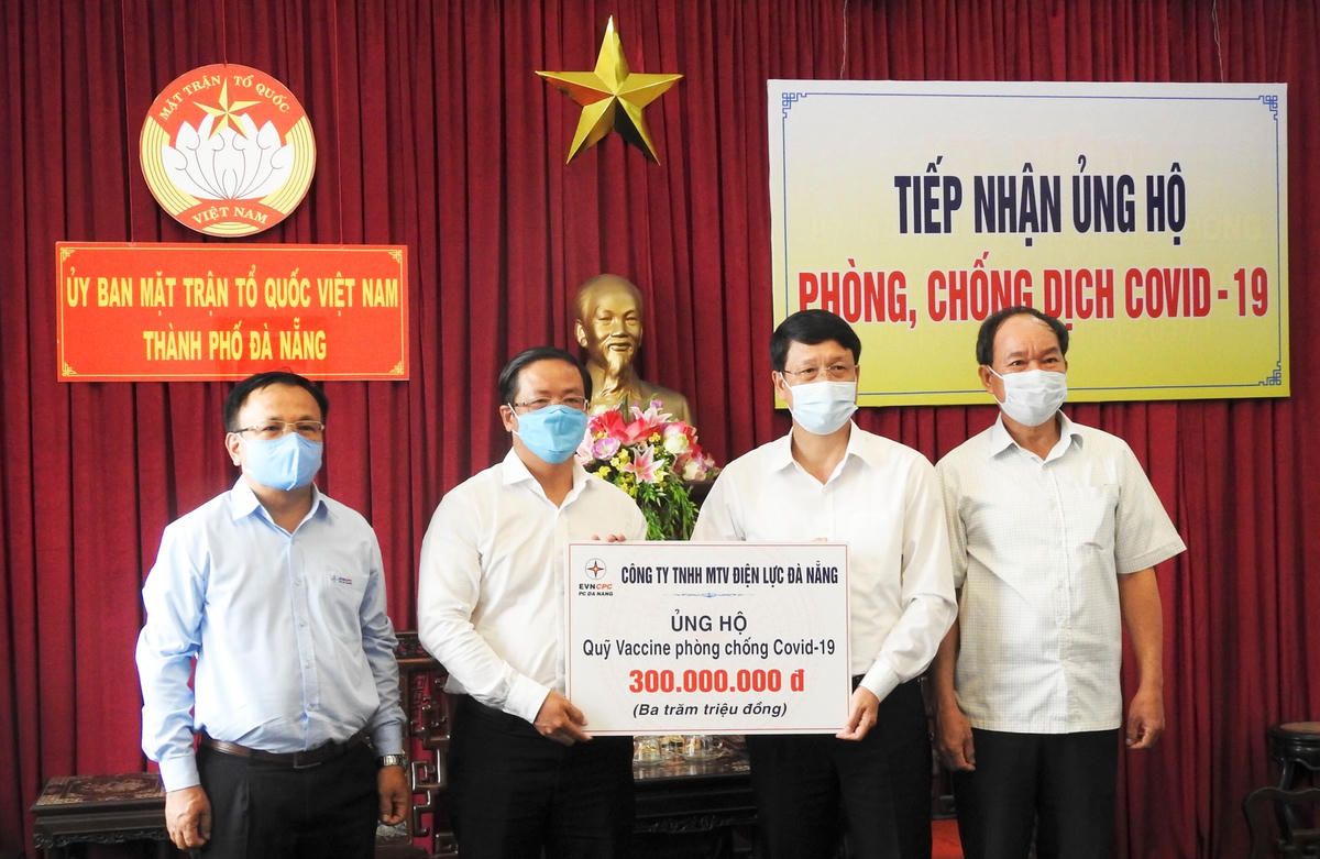Công ty TNHH MTV Điện lực Đà Nẵng ủng hộ Quỹ vaccine phòng Covid-19. Ảnh Thanh Tùng.Trường Đại học TDTT Đà Nẵng ủng hộ Quỹ vaccine phòng Covid-19. Ảnh Thanh Tùng.Bí thư quận Hải Châu (Đà Nẵng) Vũ Quang Hùng (thứ 2 từ trái sang), trao 900 triệu đồng ủng hộ Quỹ vaccine phòng Covid-19. Ảnh Thanh Tùng.Công ty TNHH MTV thép VAS Việt Mỹ ủng hộ phòng, chống dịch Covid-19. Ảnh Thanh Tùng.Công ty CP Thủy điện A Vương, ủng hộ Quỹ vaccine phòng Covid-19. Ảnh Thanh Tùng.