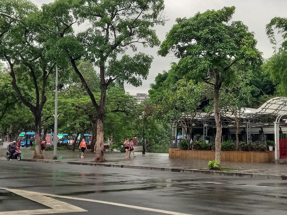 Hà Nội: Bất chấp lệnh cấm, người dân vẫn đội mưa tập thể dục