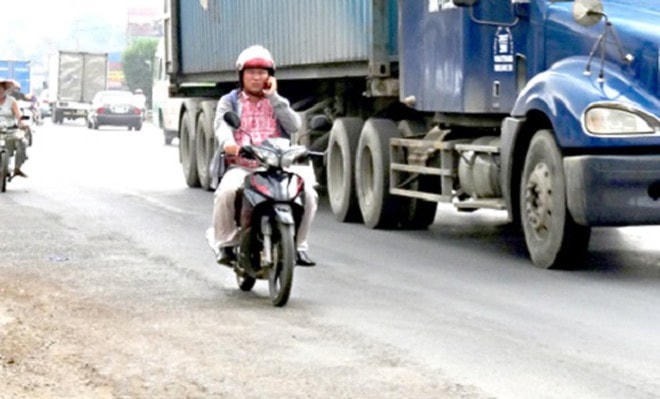 Vừa nghe điện thoại, vừa lái xe máy sẽ khiến bạn thành mồi ngon của kẻ cướp