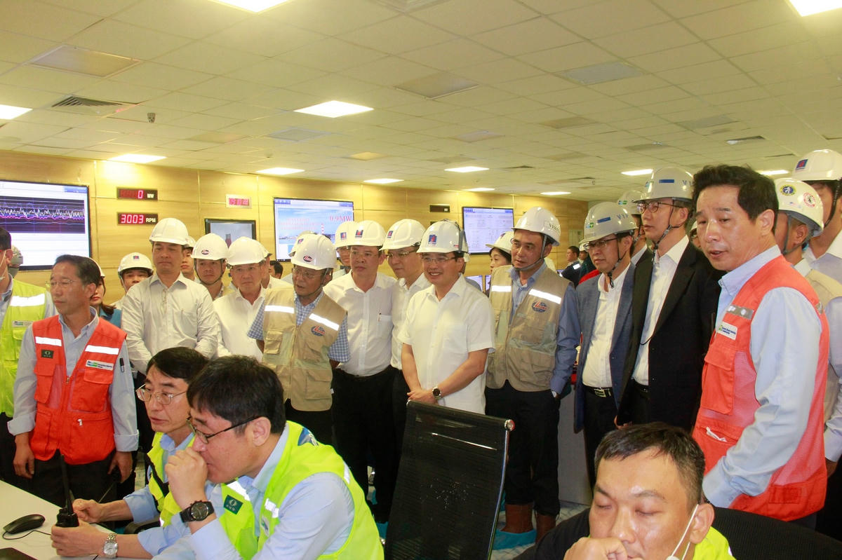 Lãnh đạo Petrovietnam và tổng thầu chứng kiến việc hòa đồng bộ lưới điện.