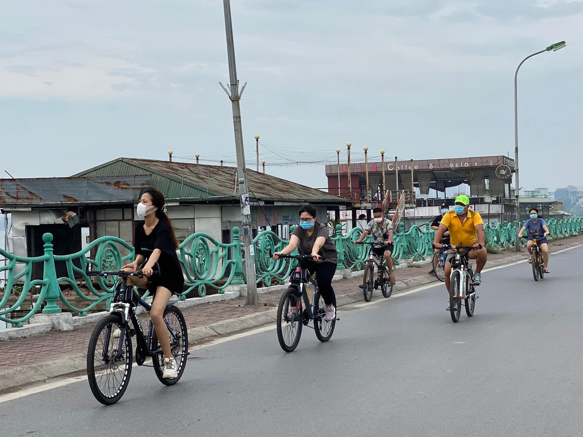 Người dân tấp nập đạp xe vòng quanh hồ Tây. Ảnh: Lan Anh. 