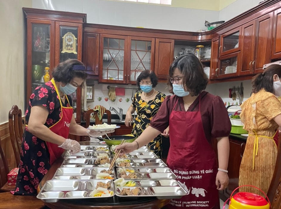 Những suất ăn miễn phí cho lực lượng tuyến đầu chống dịch quận Ba Đình (Hà Nội).