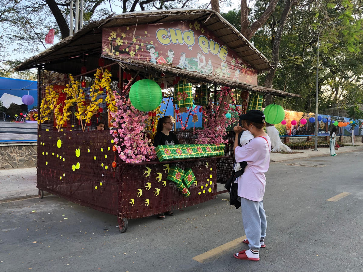 Thiếu nữ trong không gian Tết cổ truyền.