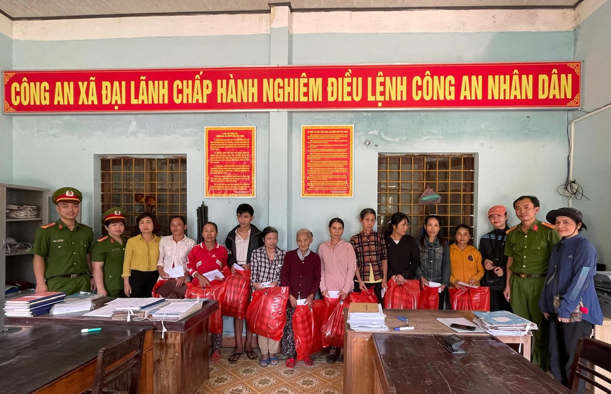 CS113 trao tặng quà cho các hộ nghèo ở xã Đại Lãnh.