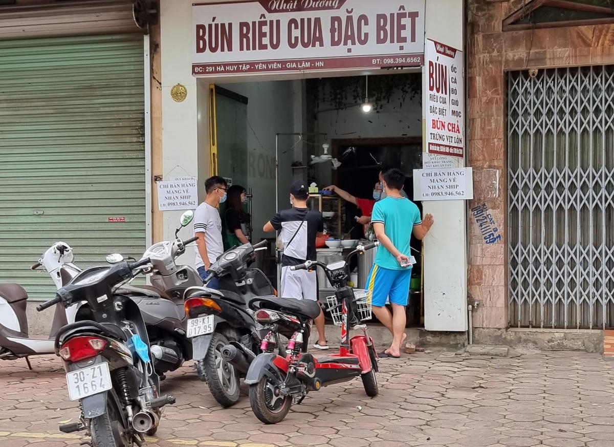 Một cửa hàng bán đồ mang về trên địa bàn thị trấn Yên Viên trong sáng nay. Ảnh: Hà An.