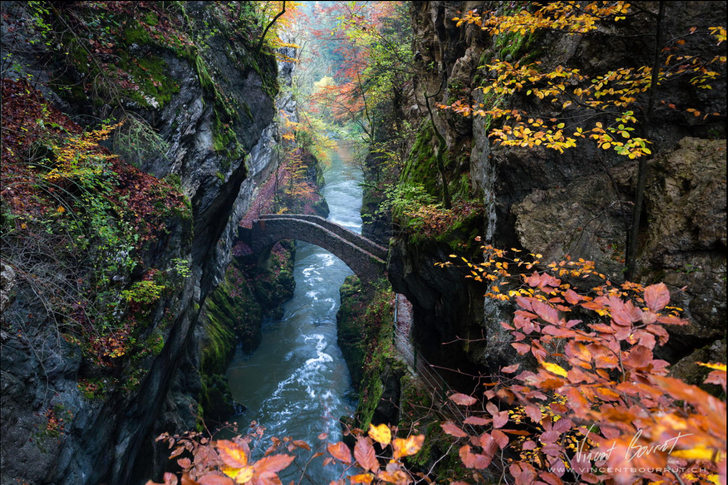 Cầu vòm đá Areuse Gorge ở Thụy Sĩ.  