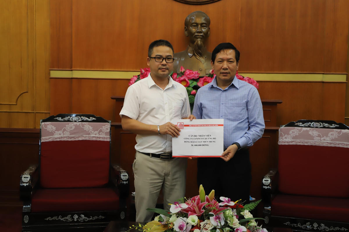 Ông Trần Văn Sinh, Trưởng ban Phong trào, UBTƯ MTTQ Việt Nam tiếp nhận ủng hộ. Ảnh: Quang Vinh.
