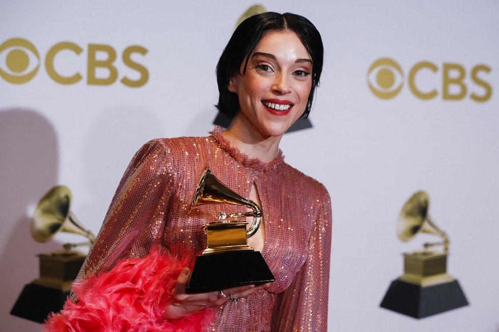 St. Vincent bên giải Grammy cho Album nhạc Alternative xuất sắc nhất với "Daddy's Home". Ảnh: Reuters.