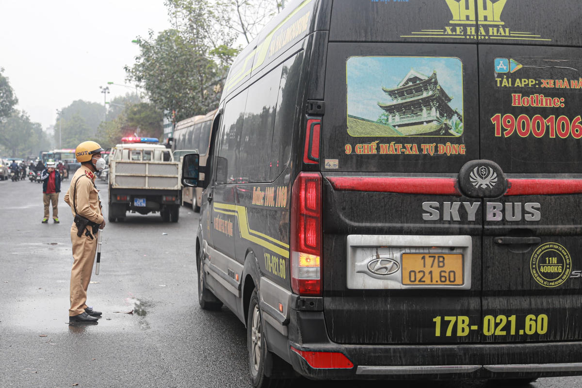 Trong khi lực lượng chức năng đang xử lý vi phạm với trường hợp nêu trên, thì xe Limousine mang BKS 17B - 021.60  do tài xế Đỗ Văn Long điều khiển lại lập tức mắc lỗi vi phạm tương tự.