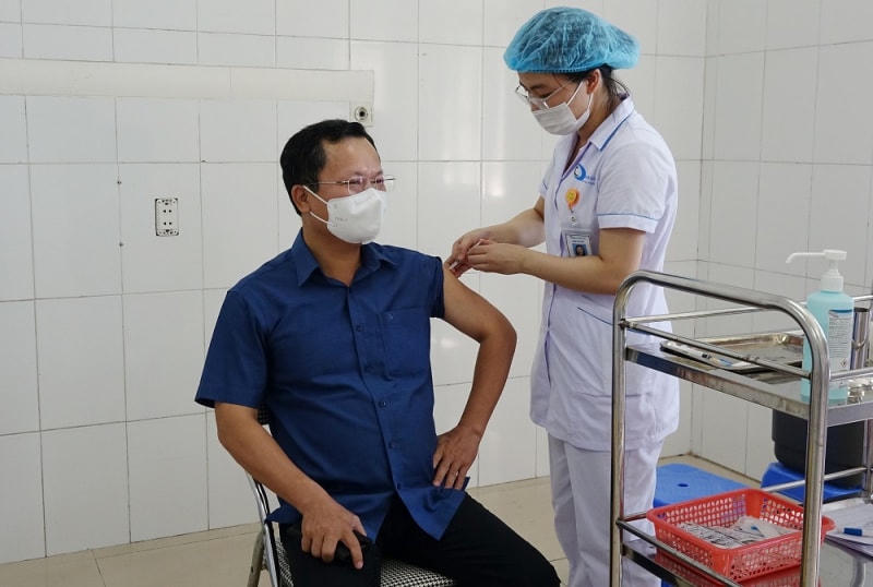 Ông Cao Tường Huy, Ủy viên Ban thường vụ Tỉnh ủy, Phó Chủ tịch thường trực UBND tỉnh Quảng Ninh tiêm vaccine phòng Covid-19 tại Bệnh viện Bãi Cháy (TP Hạ Long, Quảng Ninh).