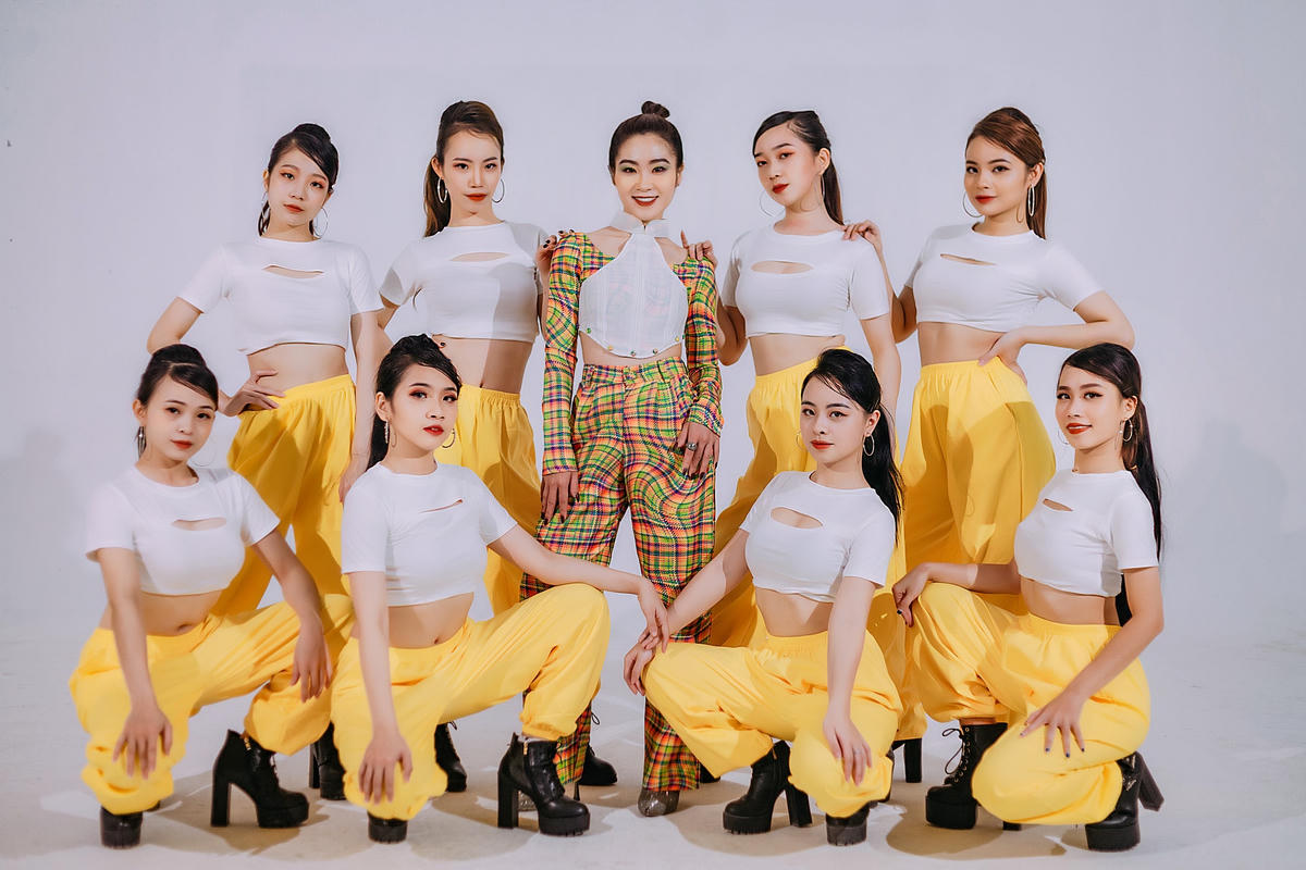 Ca sĩ Hà Myo (giữa) và nhóm vũ đạo trong MV "Son".