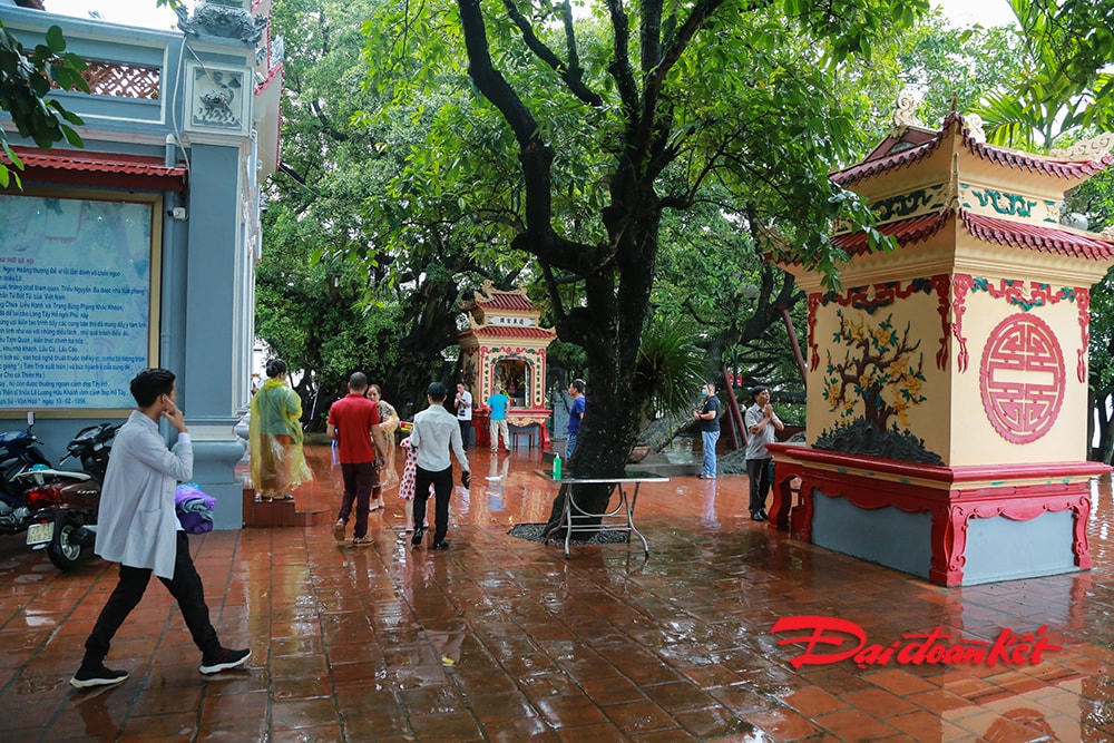 Từ sáng sớm, người dân đã đến phủ Tây Hồ để cầu bình an may mắn.