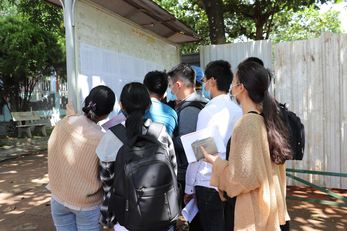 Cùng tâm trạng với Mai, thí sinh Bun Tha Lê Lào chia sẻ, “Em cũng có một chút lo lắng và hồi hộp tại kỳ thi THPT đợt 2. Nhưng đổi lại em có thêm thời gian ôn tập để chuẩn bị cho kỳ thi và em đã chuẩn bị cho mình một tâm lí sẵn sàng để có thể đạt kết quả tốt nhất.