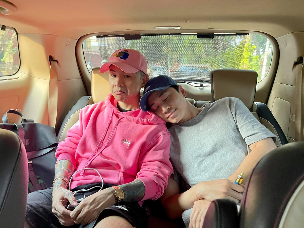 Cũng làm cư dân mạng dậy sóng không kém là "cặp" rapper Karik - Binz. Karik đăng ảnh kèm lời bình: “Sống là phải có tình yêu” :)).