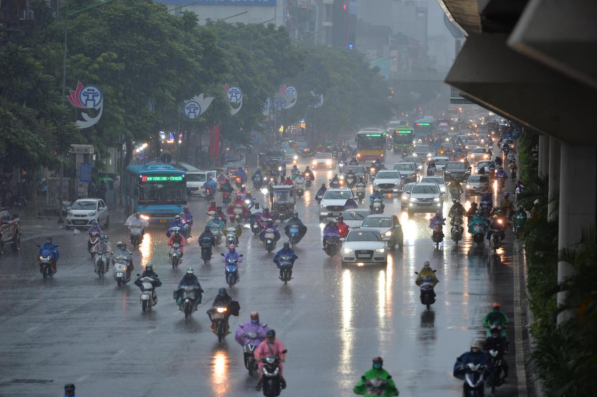 Đêm 3/6, Hà Nội có mưa dông, khả năng có lốc, sét, gió giật mạnh