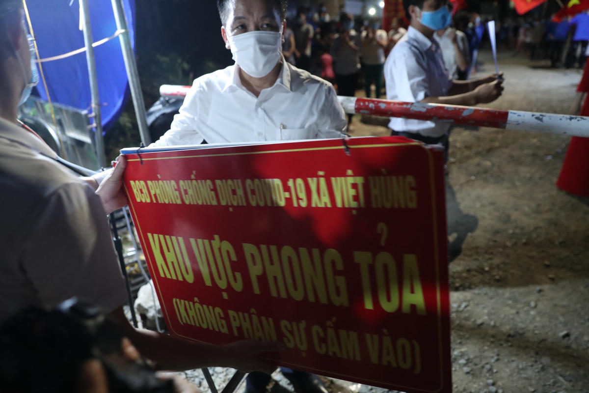 Chính thúc dỡ bỏ phong toả xã Việt Hùng. Ảnh: Quang Vinh. 
