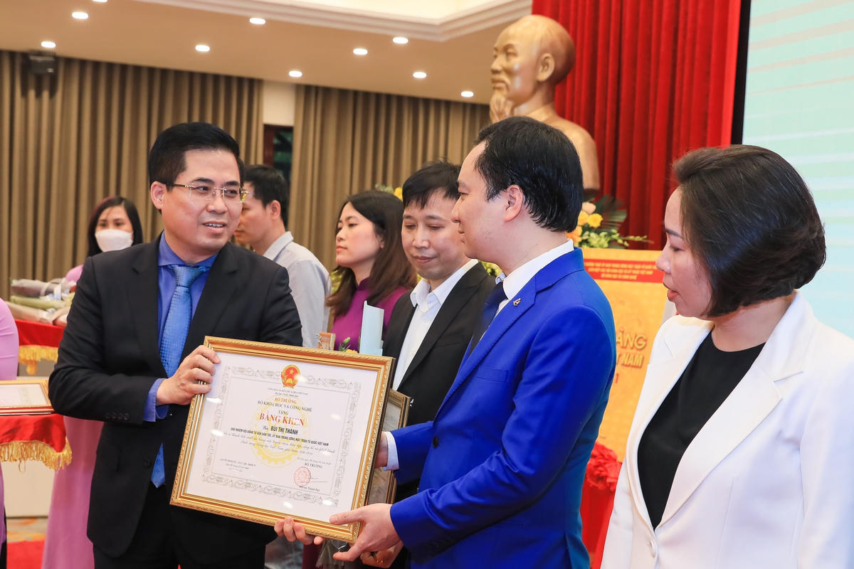 Bộ Khoa học và Công nghệ trao Bằng khen cho các tập thể và cá nhân có thành tích xuất sắc trong công tác phối hợp tổ chức tuyển chọn, biên tập, công bố và phát hành "Sách vàng Sáng tạo Việt Nam" giai đoạn 2016-2021.