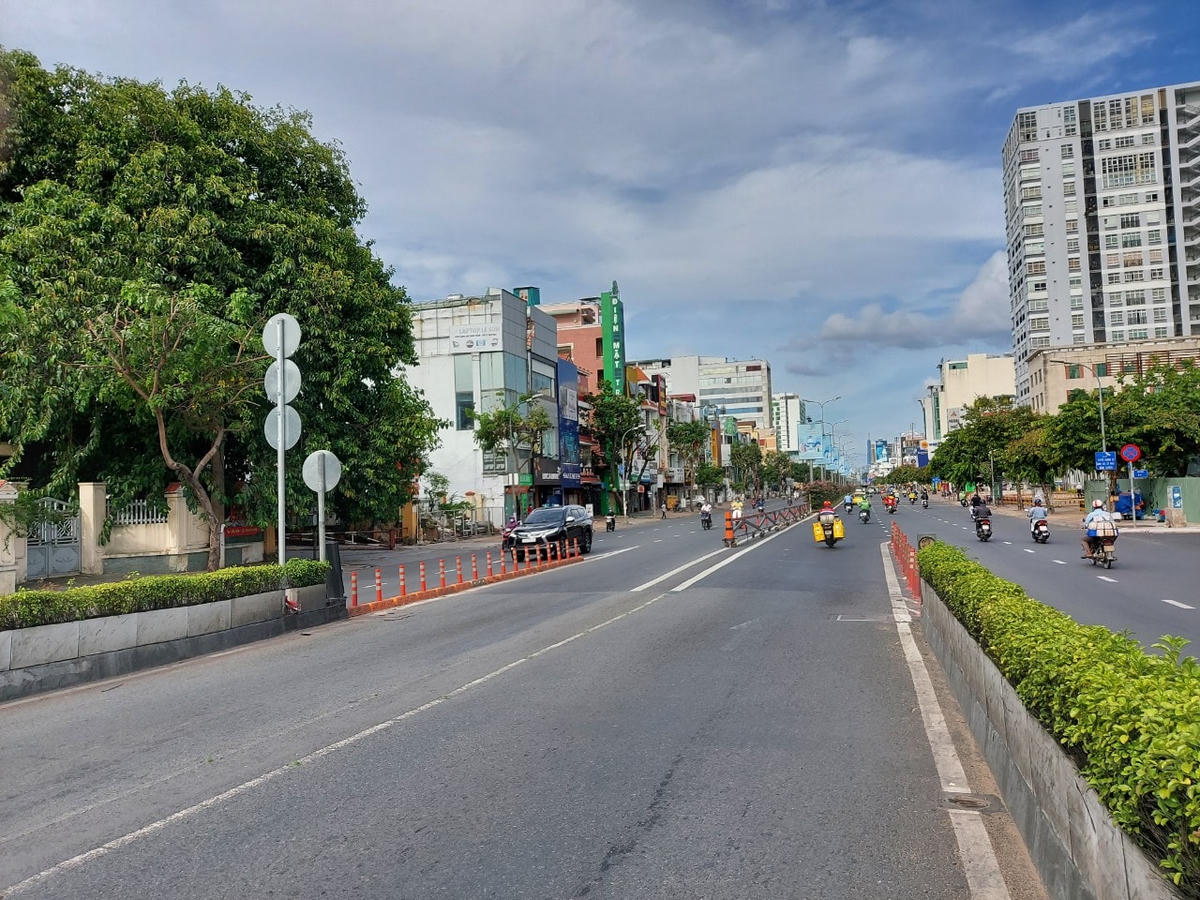 Đường phố Sài Gòn lưu lượng xe giảm tới 80% so với trước thời điểm giãn cách xã hội. Ảnh: Trung Lĩnh