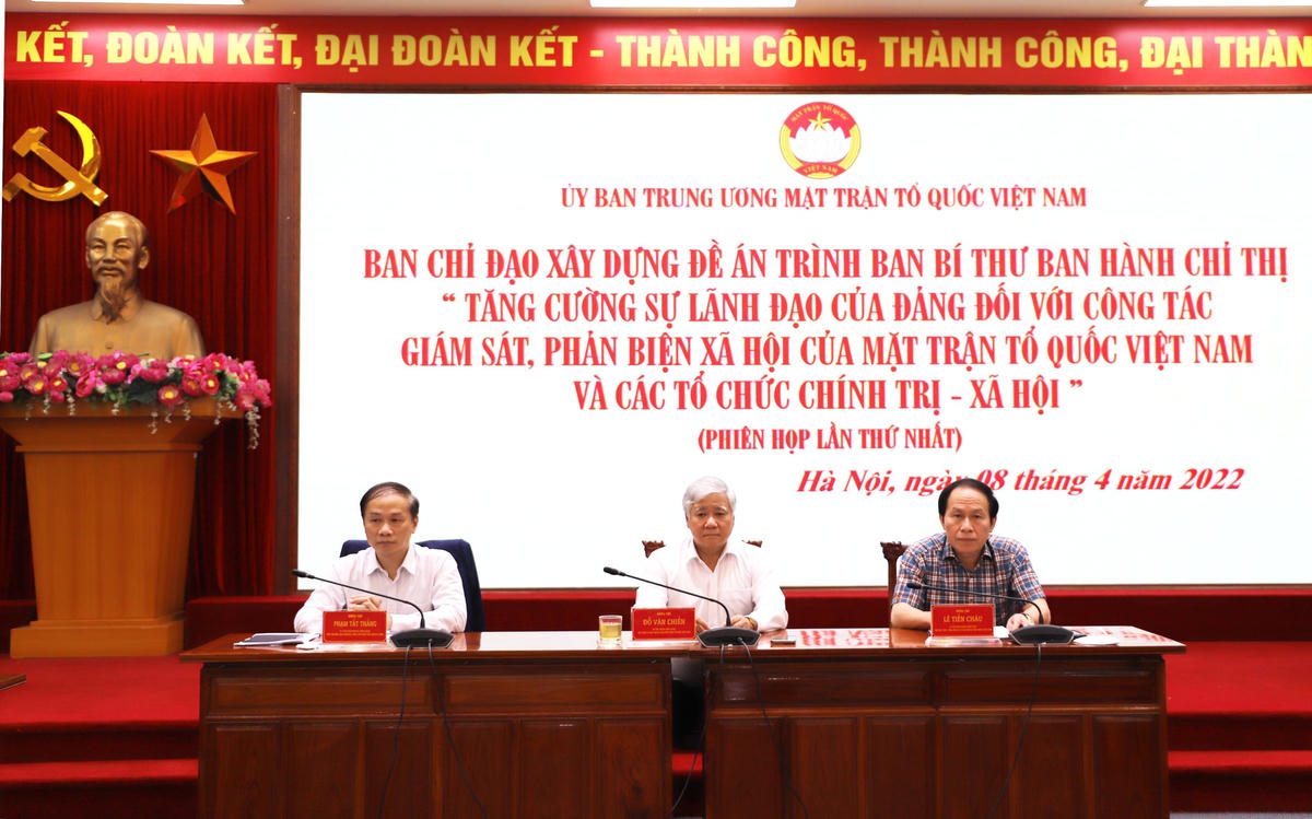 Chủ tịch Đỗ Văn Chiến chủ trì phiên họp