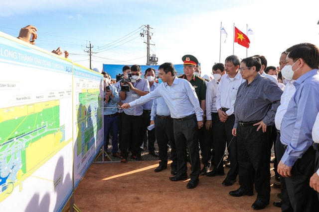 Thủ tướng Phạm Minh Chính nghe đơn vị thi công dự án sân bay Long Thành báo cáo về tổng thể quy hoạch, tiến độ thi công các hạng mục. Ảnh: VGP/Nhật Bắc.