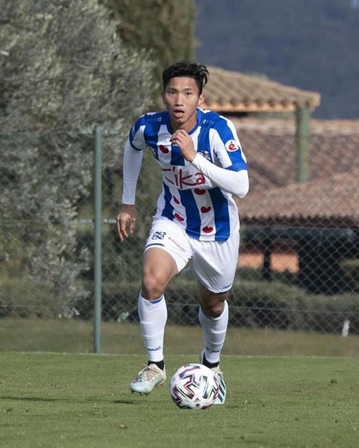 Văn Hậu luyện tập trong màu áo Heerenveen (Hà Lan).
