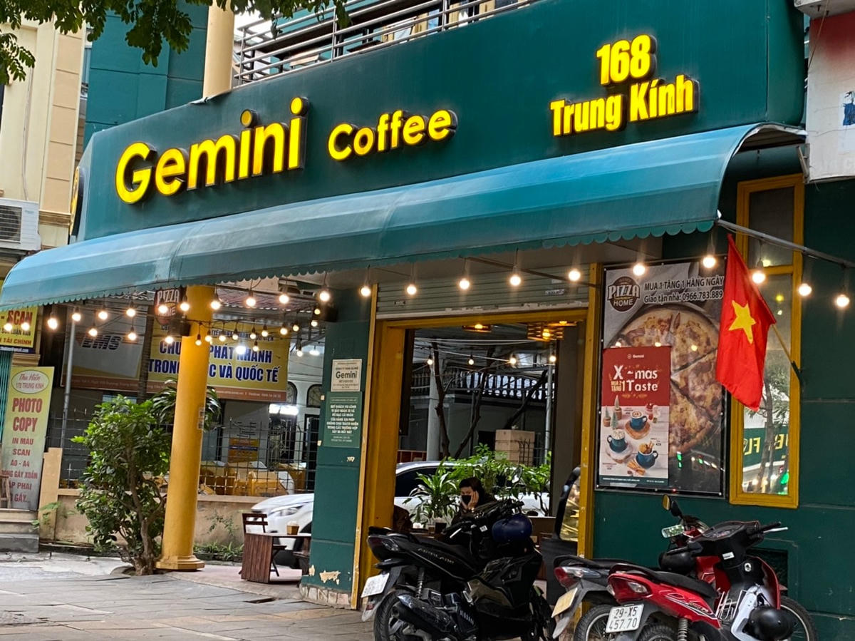 Các biển hiệu quán cafe cùng sáng đèn. Ảnh: Lan Anh. 
