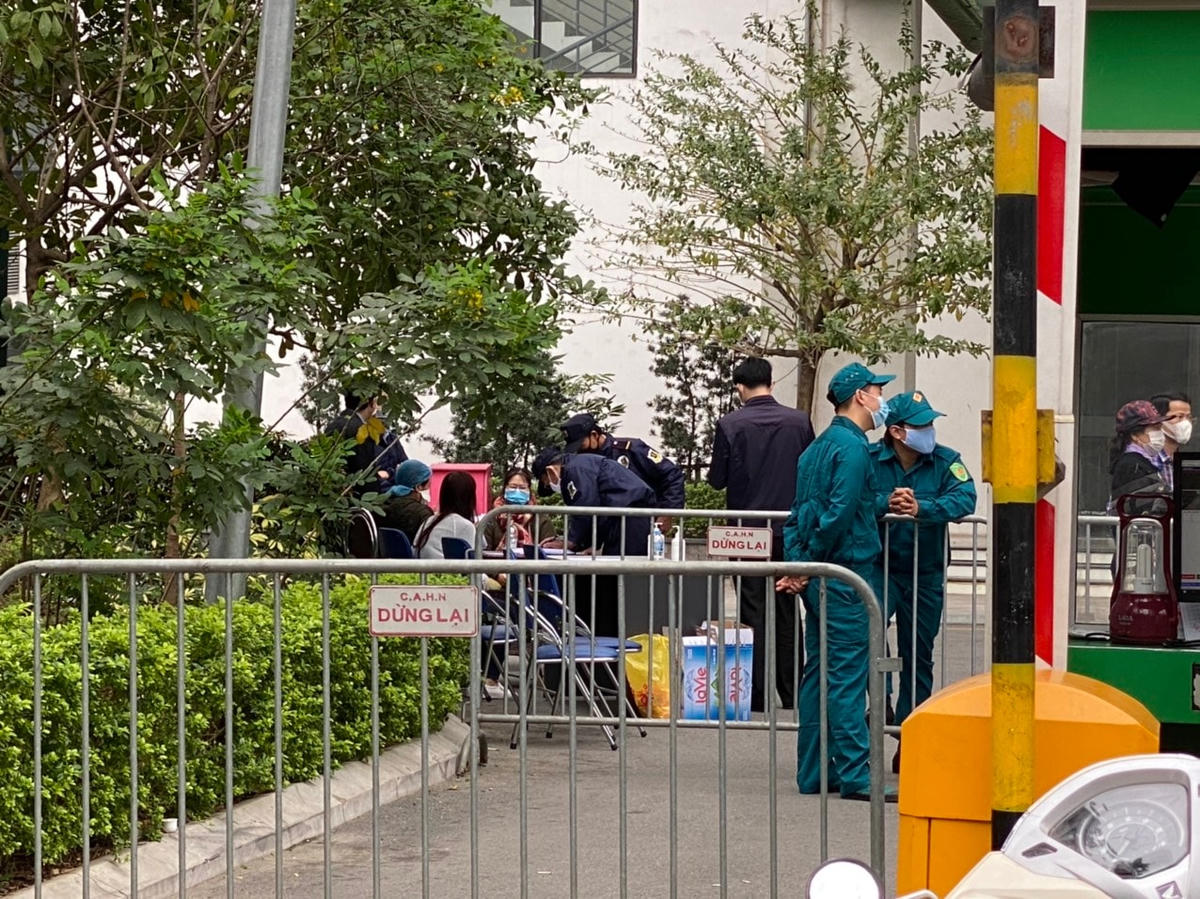 Phía bên trong, các nhân viên y tế đã tiến hành các bước để chuẩn bị rà soát thông tin và lấy mẫu xét nghiệm cho các cư dân tại đây. Ảnh: Lan Anh. 