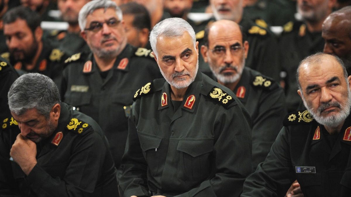 Tướng Soleimani (giữa), trước khi bị hạ sát vào tháng 1/2020.